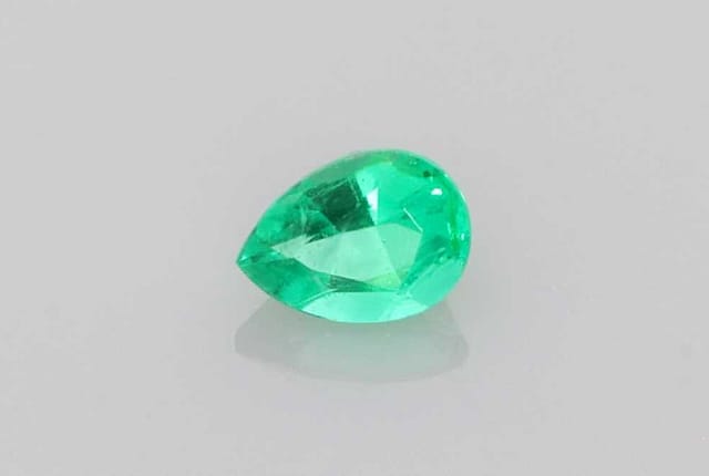 3x4mm Pear Emerald